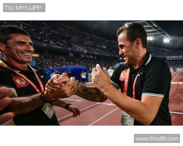 广州篮球队团队协作引发热议球迷对战术配合与球员默契提出不同看法