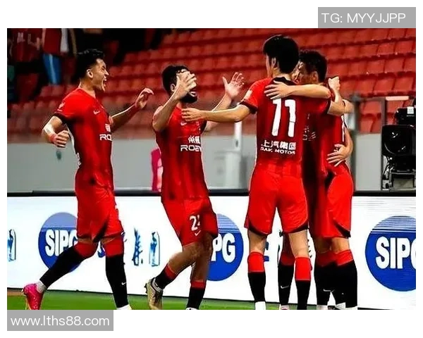 青岛队与上港队比赛裁判表现引发热议球迷反响不一